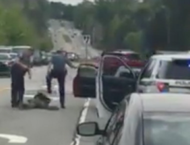 Αστυνομικός στις ΗΠΑ κλωτσά στο πρόσωπο αφροαμερικανό με χειροπέδες - Δείτε το βίντεο που κάνει το γύρο του διαδικτύου